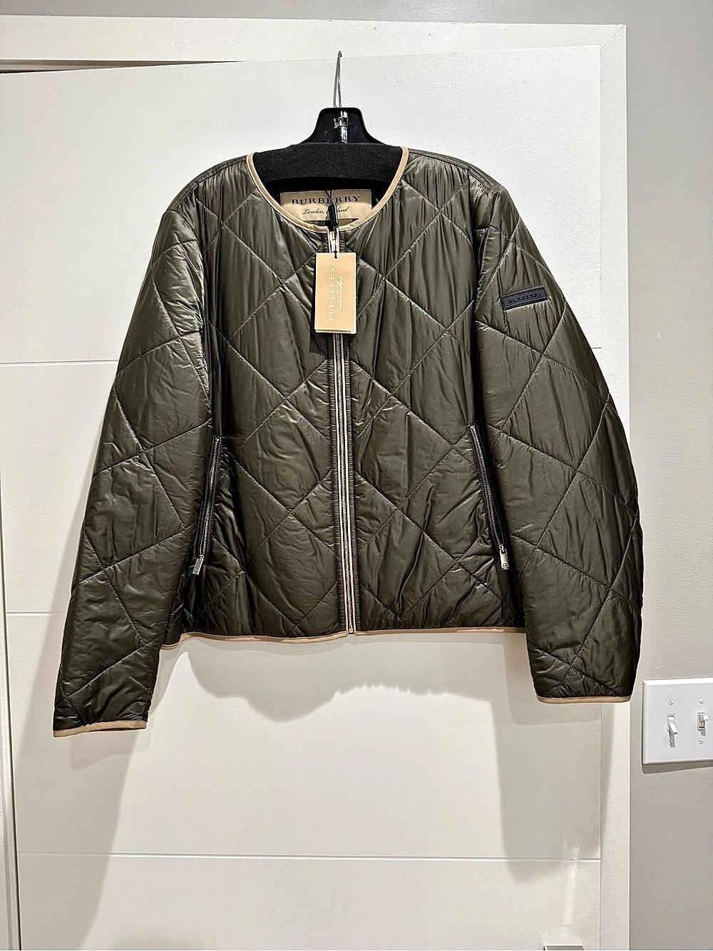 Burberry Quilted Nylon Barn Jacket Quilted Jacket in Olive Green NWT